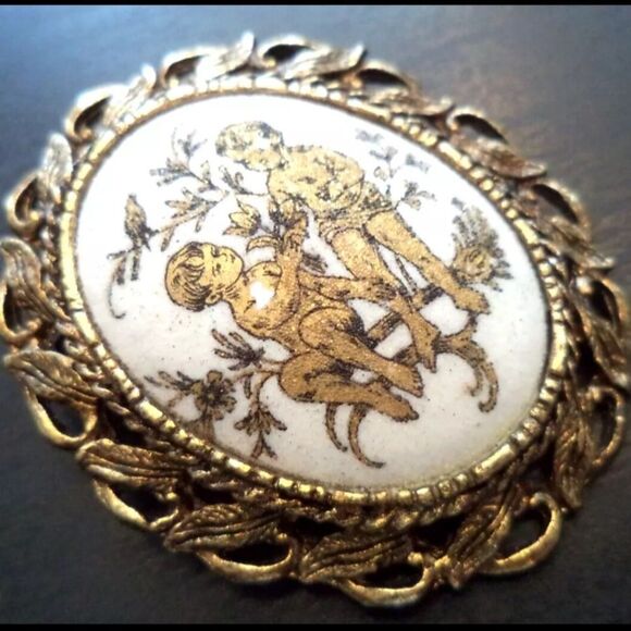 VINTAGE ESTATE GOLD TONE GLASS SUGAR CAB 2 1/8" BROOCH OR PENDANT - Picture 1 of 2